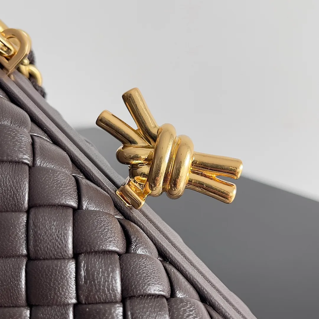 Batch 2260 BOTTEGA VENETA KNOT evening bag chain version for women is now on the market! Delicate and elegant, soft and powerful, this bag is definitely a representative of intellectual women. As an evergreen model of BV, the blessing of the chain is the icing on the cake. The classic weaving once again interprets the unique craftsmanship (the chain can be disassembled separately). Style number: 776662 Size: 19*11.5*5cm